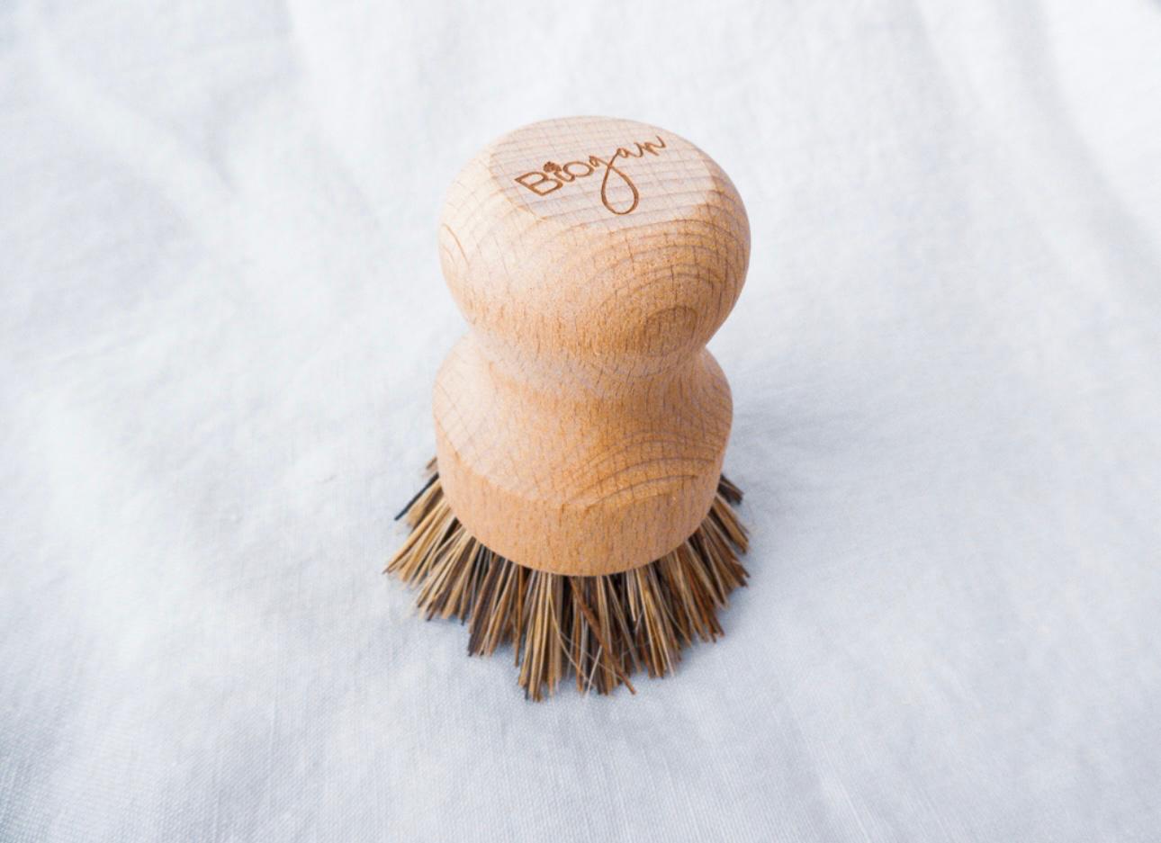 Cepillo de coco y madera